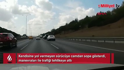 Trafikte akılalmaz görüntü! Yol vermedi, camdan sopa gösterdi