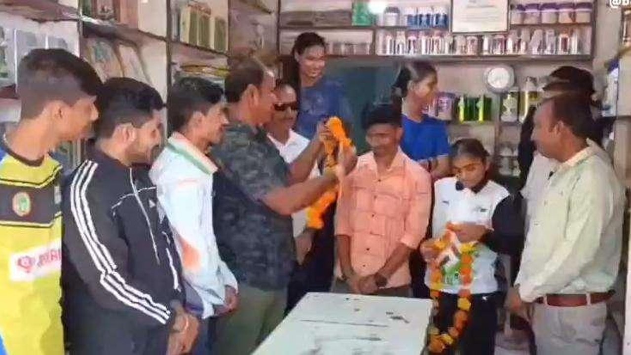 सीहोर: खो-खो कल्याण संघ के दो खिलाड़ियों का चयन, चयनित होने पर मनाई खुशियां
