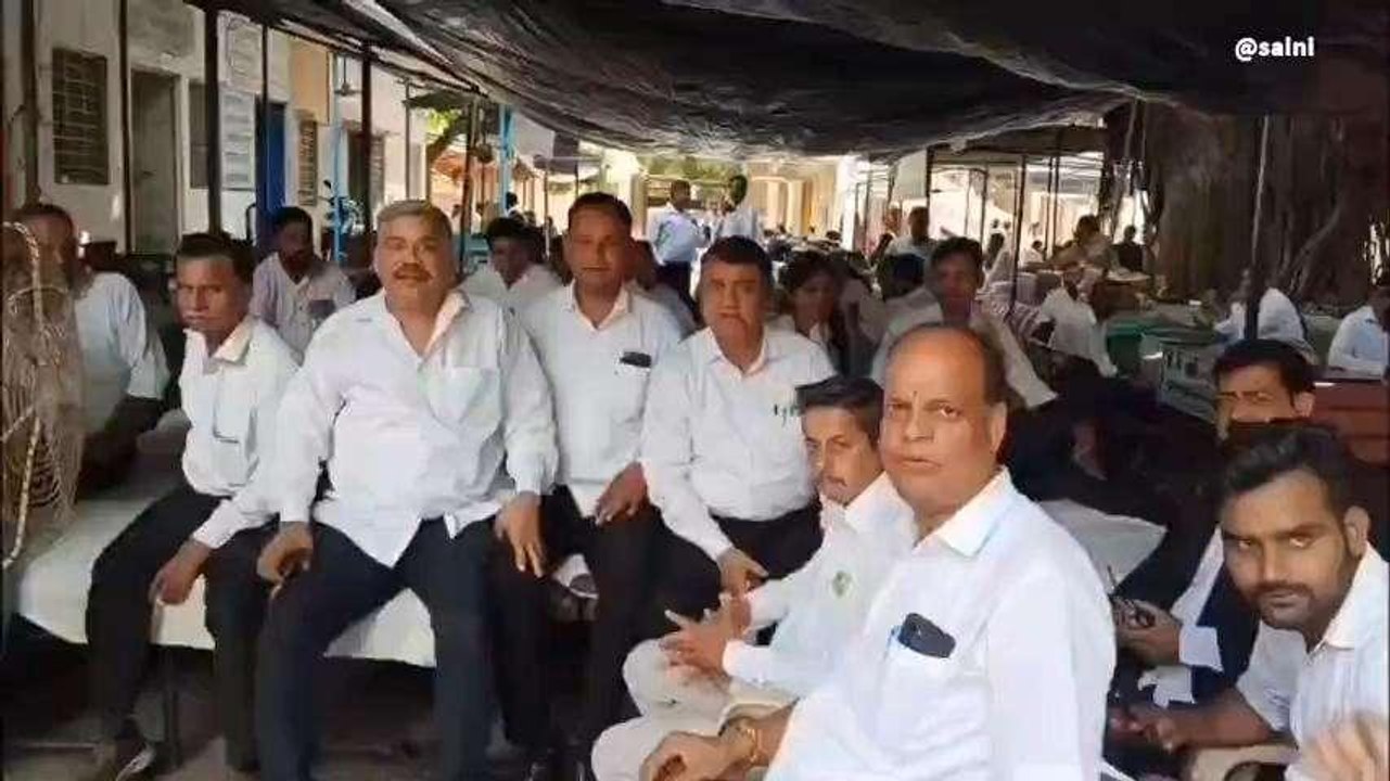 अलवर: 10 दिन से आमरण अनशन पर चल रहे वकीलों की बिगड़ी तबीयत, एक को किया जयपुर रैफर