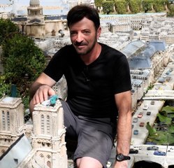 Gérard a construit un Paris miniature dans le jardin de ses parents