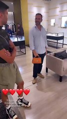 جورجينا رودريغيز تخطف الأنظار بإطلالة عربية محتشمة أثناء رحلة تسوق