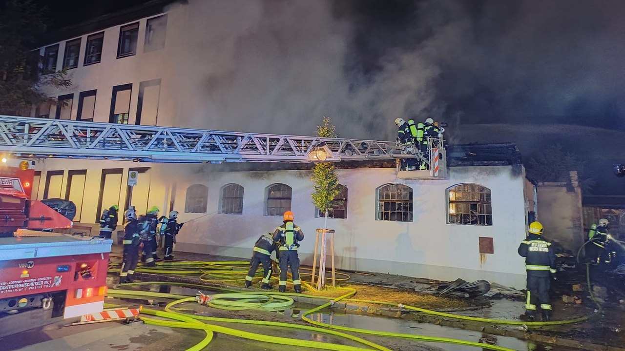 Nächtlicher Großbrand in Klavierfabrik Bösendorfer in Wiener Neustadt