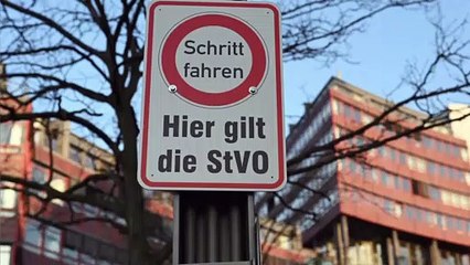 "Hier gilt die StVO": Was bedeutet das Schild auf Parkplätzen?