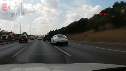 Otoyolda yol vermeyen sürücüye sopa gösterdi