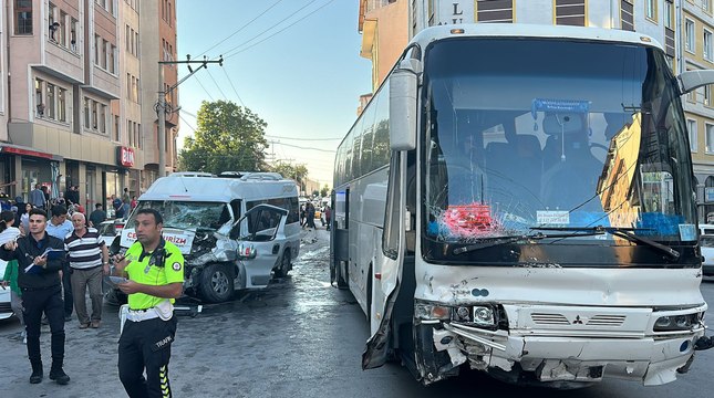 Freni Boşalan servis otobüsü 4 araca çarptı