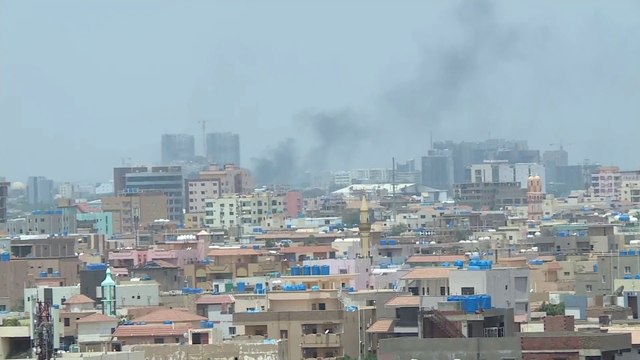 مراسل #العربية يرصد المواجهات بين #الجيش_السوداني و الدعم السريع في #الخرطوم: معارك محتدمة في محيط القيادة العامة #السودان