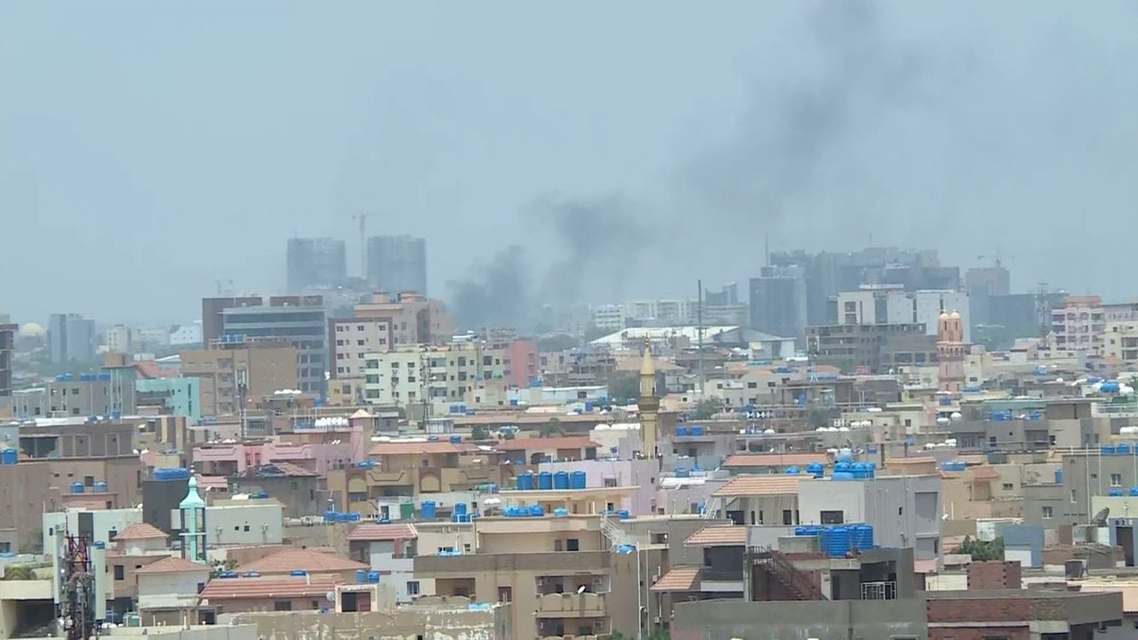 مراسل #العربية يرصد المواجهات بين #الجيش_السوداني و "الدعم السريع" في #الخرطوم: معارك محتدمة في محيط القيادة العامة  #السودان