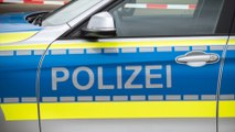 Unfall auf Autobahn: Gießkanne führt zu Zusammenstoß von Polizeiwagen