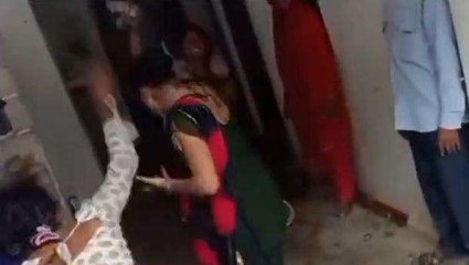 video: कर्ज वापस मांगने पर महिला को दी तालिबानी सजा, की जमकर मारपीट