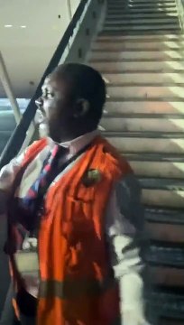 Passageiros tentam \'invadir\' avião após voo ser cancelado pela 2.ª vez