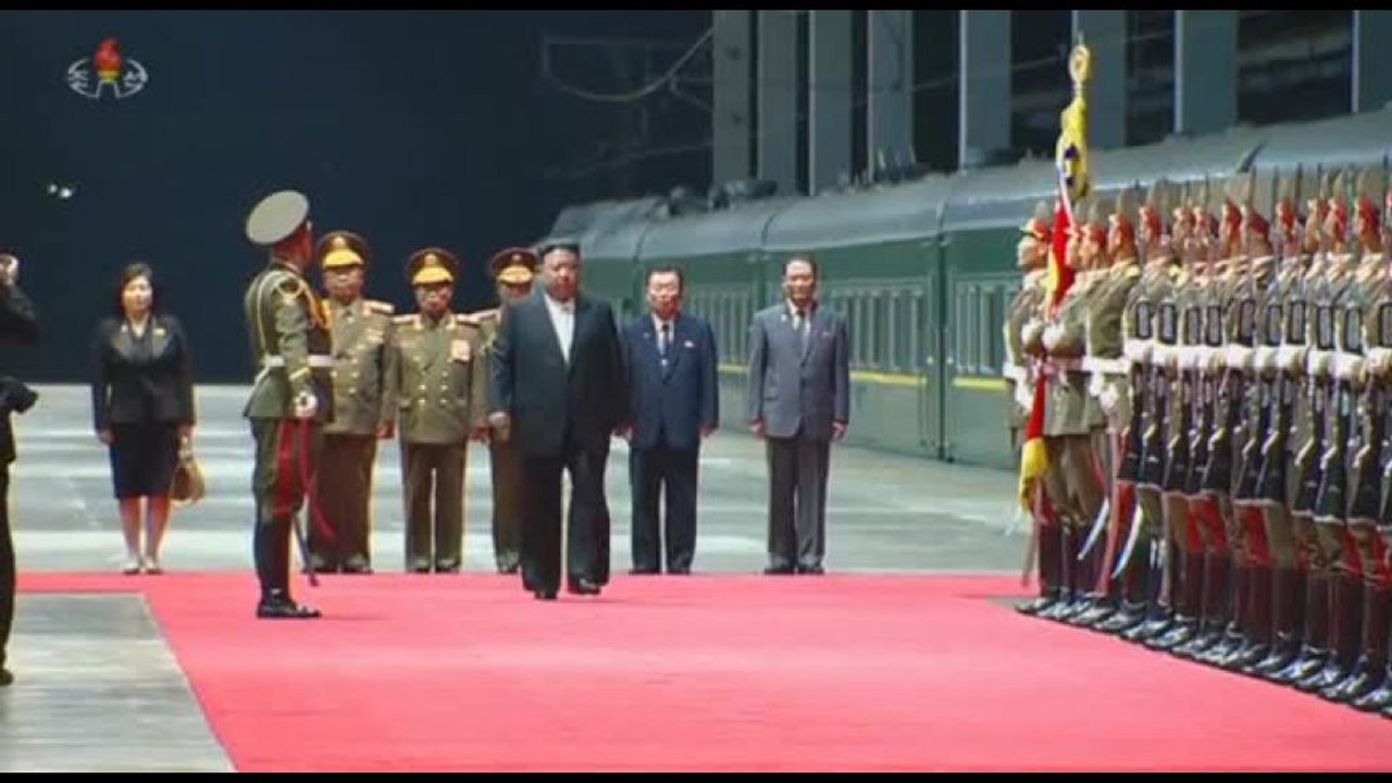 Kim torna a Pyongyang, tappeto rosso e show davanti al treno