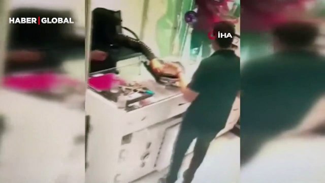 İzmir'de güpegündüz silahlı kuyumcu soygunu kamerada: Silah çekip yarım kilo altın çaldı, kuyumcuyu vurup kaçtı