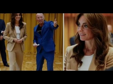 Oggi a Londra la principessa Kate sfoggia un altro abito chic e si asciuga con un phon rimbalzante