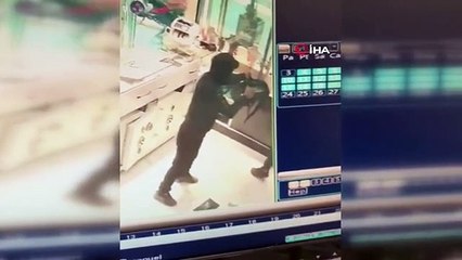 İzmir'de Kuyumcu Soygunu: Şüpheli Yakalanmaya Çalışılıyor