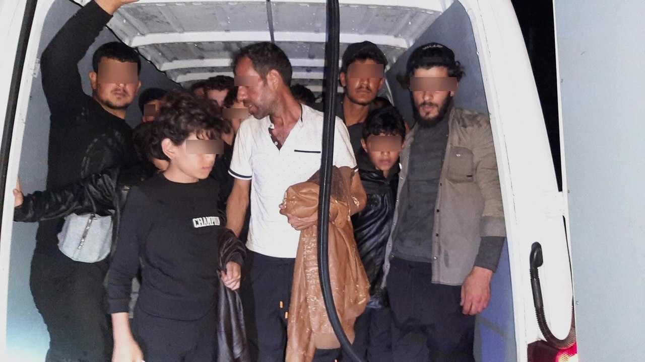 Jugendlicher schleuser: 15-jähriger fährt 27 flüchtlinge nach deutschland