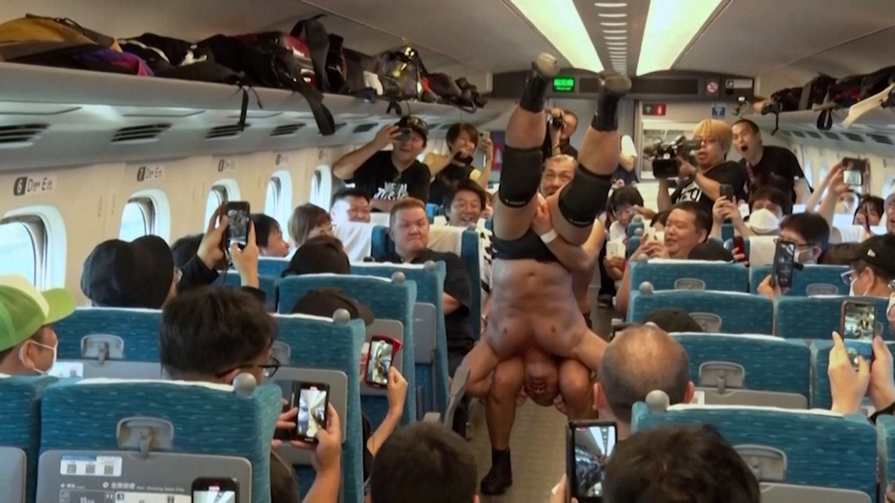 Au Japon, deux catcheurs s'affrontent dans un TGV bondé