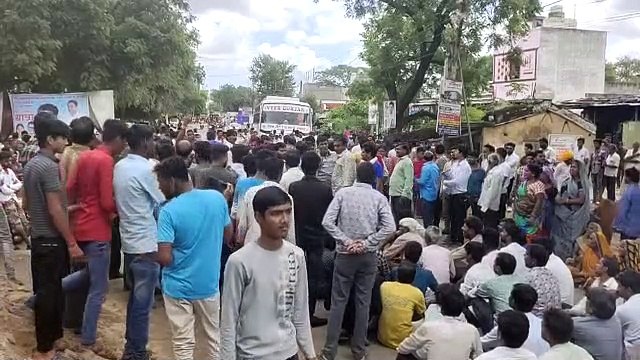 महिला के पेट में आवारा सांड के सींग मारने से महिला की इलाज दौरान मौत
