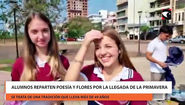 Alumnos reparten poesía y flores por la llegada de la primavera
