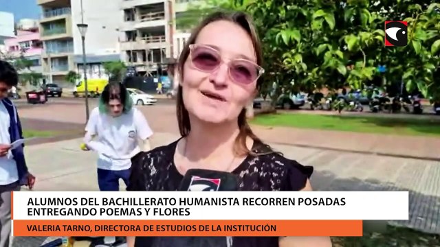 Alumnos del Bachillerato Humanista recorren Posadas entregando poemas y flores