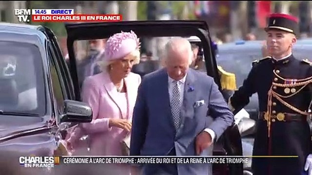 Emmanuel et Brigitte Macron accueillent le roi Charles III et la reine Camilla sur le parvis de l'Arc de Triomphe lors de leur arrivée à Paris