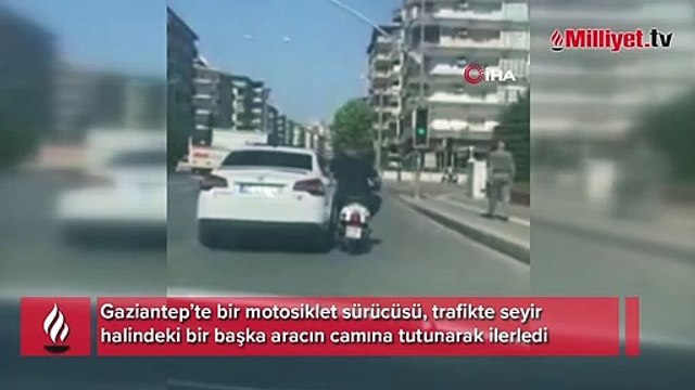 Gaziantep’te motosiklet sürücüsünün tehlikeli yolculuğu kamerada
