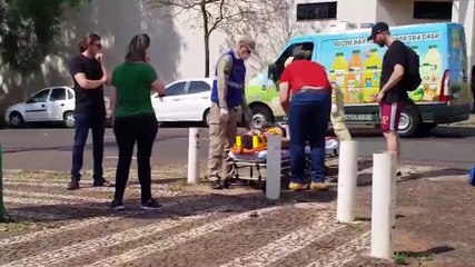 Mulher fica ferida em acidente envolvendo Patinete e Saveiro no Centro