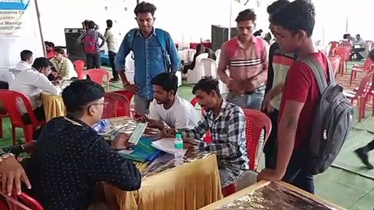 मेले के दौरान खाली पड़ी रही कुर्सियां