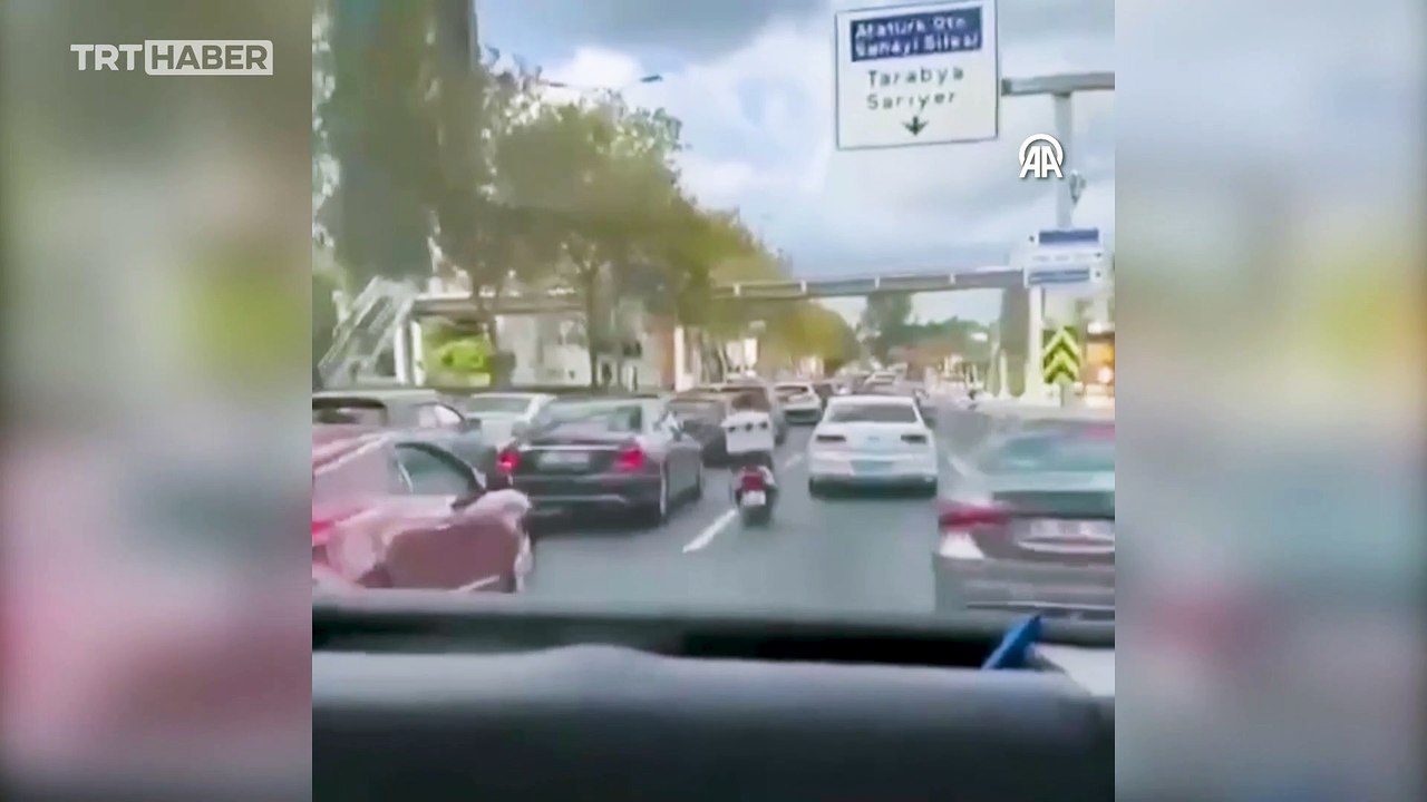 Motokurye trafikte ambulansa yol açtı