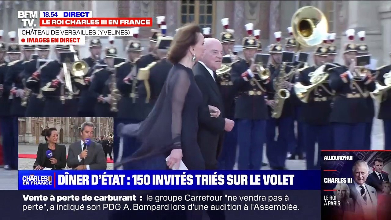 Emma Mackey arrive au dîner d'État organisé par Emmanuel Macron à Versailles le 20 septembre 2023.