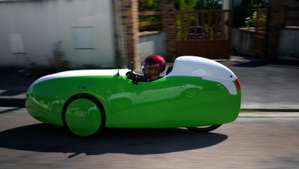 Pour aller au lycée, ce prof pédale 60 kilomètres dans son vélomobile