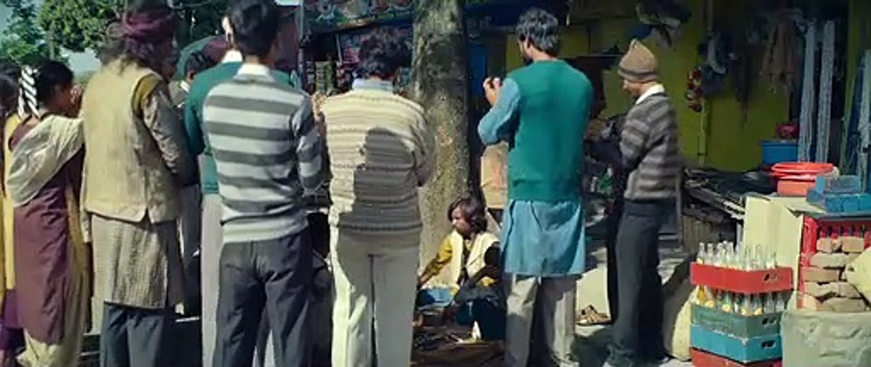 Guns And Gulaabs S01 E02 - 001