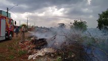 Corpo de Bombeiros combate incêndio em vegetação no bairro Interlagos