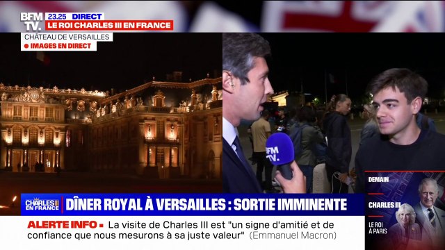 C'est un moment historique, j'espère pouvoir apercevoir le cortège : Des curieux attendent la sortie des invités du dîner donné en l'honneur de Charles III au château de Versailles