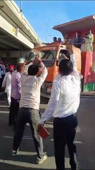 देखें वीडियो.... परिवर्तन यात्रा के ढाबादेह नहीं जाने पर रथ के आगे लेटे