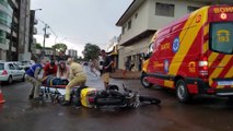 Acidente entre Fiorino e moto deixa motociclista ferido no Centro