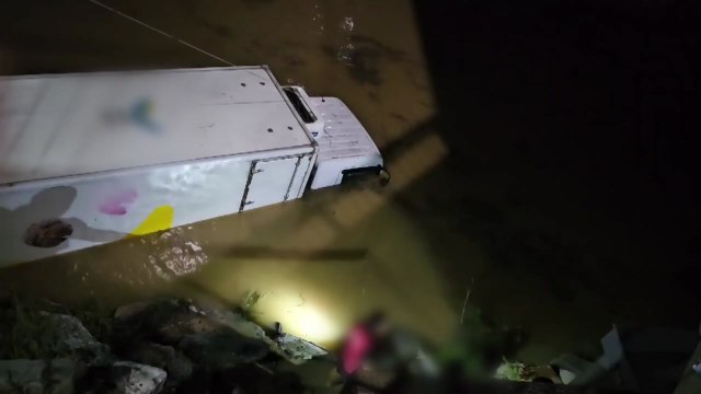 충남 논산서 집중 호우로 주차돼있던 화물차 2대 침수 / YTN