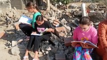 Depremin yıktığı okullarını istiyorlar! En yakın okul için saatlerce yol yapan öğrenciler yetkililere çağrı yaptı