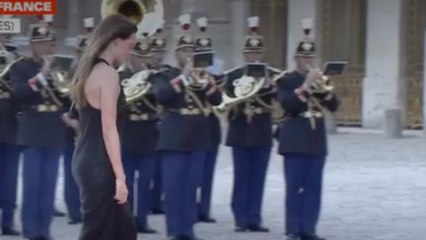 Visite de Charles III en France : une actrice de Sex Education (Netflix) se fait huer sur le tapis rouge du dîner d’État