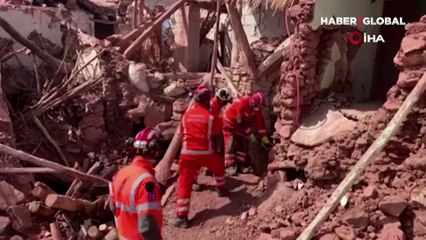 Fas'ta 10 gündür enkaz altında mahsur kalan eşek böyle kurtarıldı 