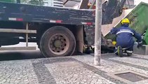 Trabalhador fica prensado por caçamba de entulhos contra caminhão e pede socorro no Centro de Curitiba