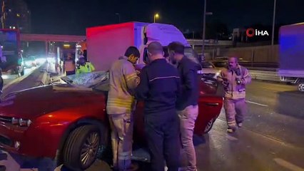 Bakırköy'de Kontrolden Çıkan Otomobil Kamyonete Çarptı