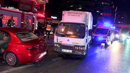 Bakırköy'de otomobil kamyonete ve elektrik direğine çarptı