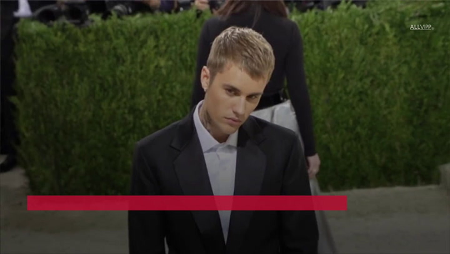 New Look? Hailey Bieber Shows Off Short Blue Hair!