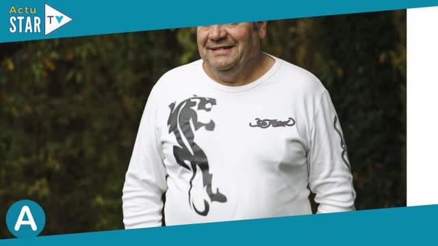 Jean Paul L'Amour est dans le pré déclare sa flamme à une prétendante devant sa rivale larmes et