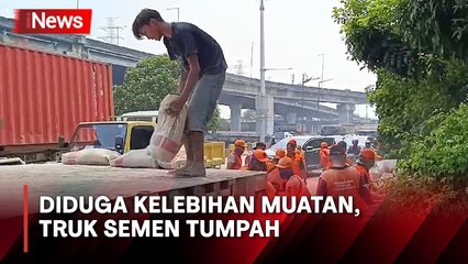 Truk Bermuatan Semen Asal Karawang Tumpah di Pademangan