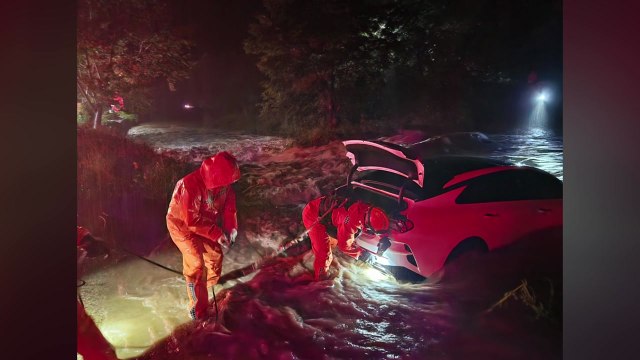 경북 안동에서 하천 범람으로 승용차 침수...곳곳 호우 피해 / YTN