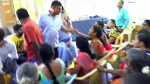 ஓசி பணத்துக்கு நிற்க மாட்டியா? சேர் கேக்குதா? உரிமைத் தொகைக்காக வந்த பெண்களை வசை பாடிய அதிகாரி