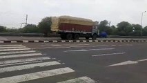 जबलपुर लम्हेटा में हादसा, ट्रक ने बस को मारी टक्कर, बुजुर्ग की मौत - देखें वीडियो