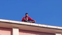 İşten çıkarılan işçi temsilcisi Ramazan Gündoğan, sesini duyurmak için Soma TKİ binasının çatısına çıktı