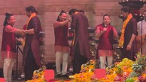 Shahrukh Khan का Kailash Kher को Hand Kiss Viral, Ambani House Ganpati Inside Video | Boldsky